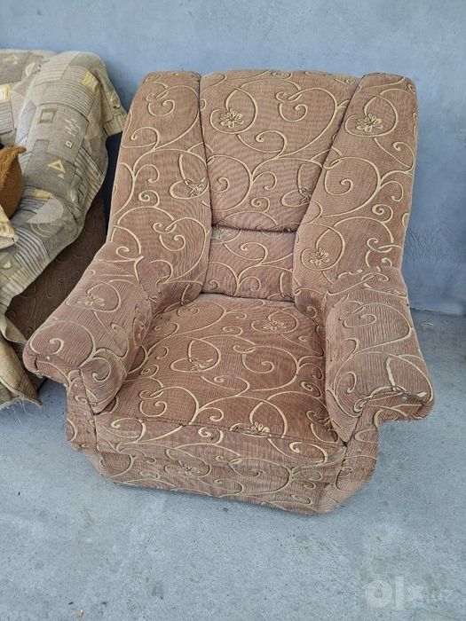 Диван. 2 креслоси билан сотилади. Хаммасига. 250.000.тел.*.
