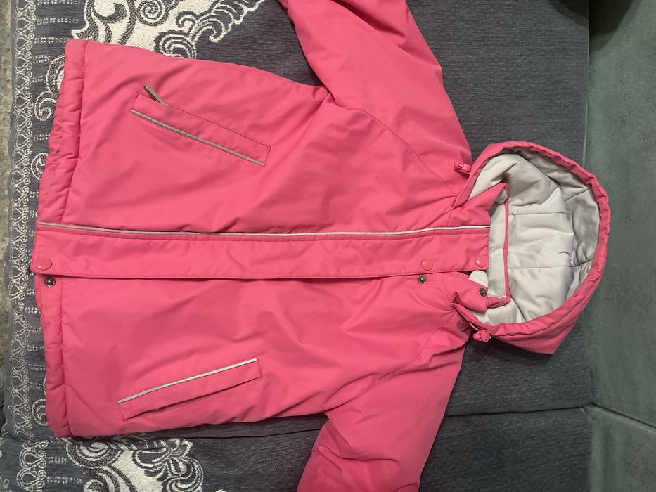 Продам для девочки куртку и комбинезон
