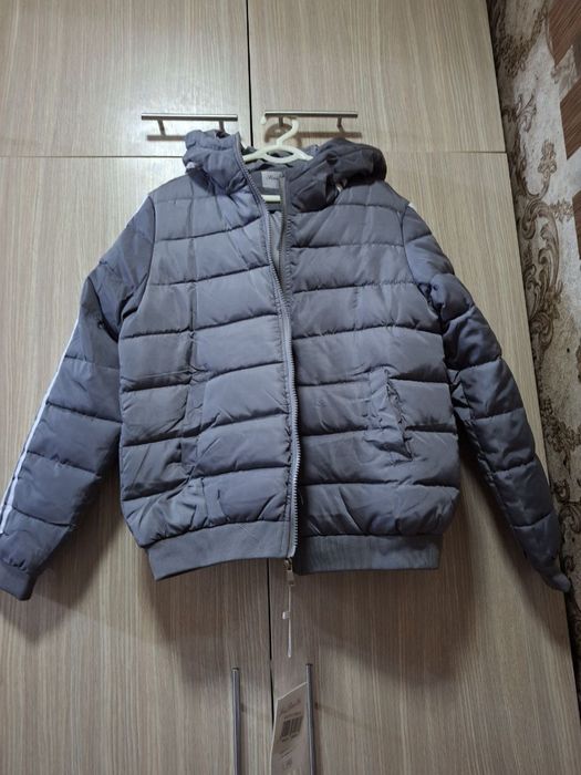 Продам серую новую куртку
