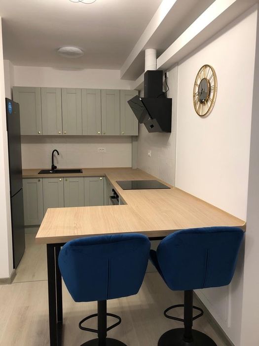 Închiriez apartament trei camere Avanera
