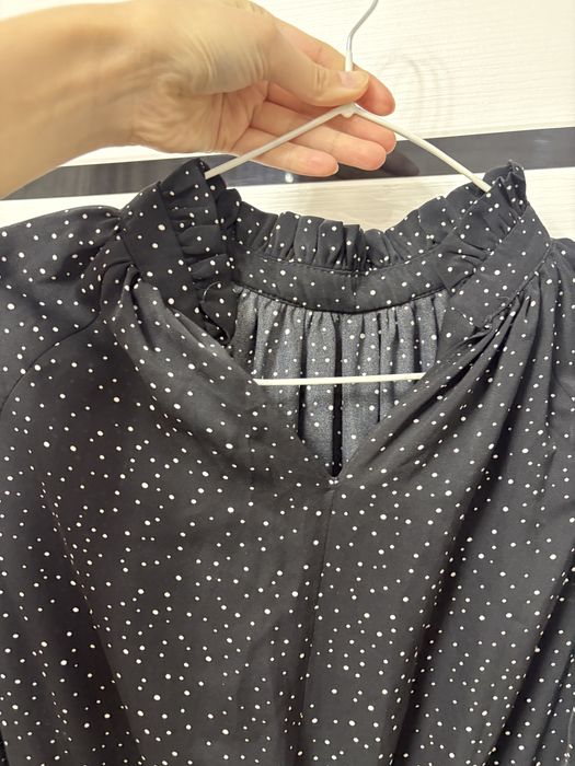 Продам чёрное платье в горошек