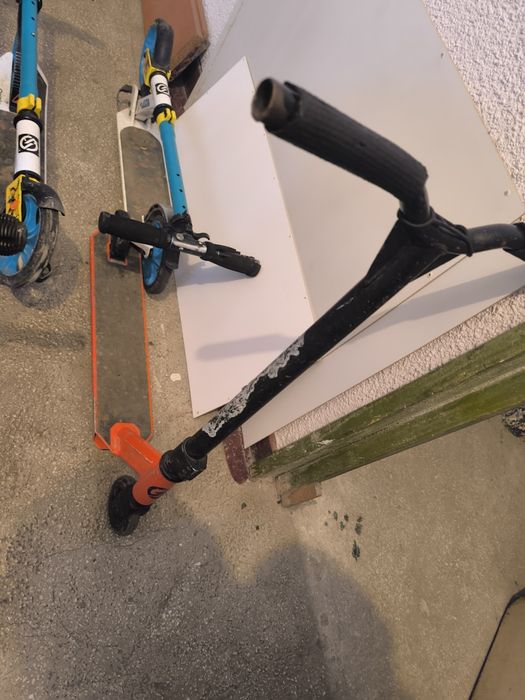 Trotinete și o bicicletă fara pedale