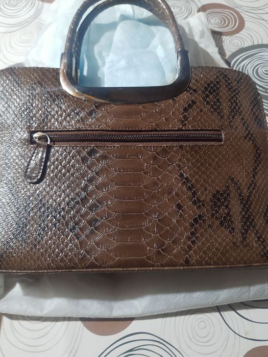 Елегантна дамска чанта с дълга дръжка