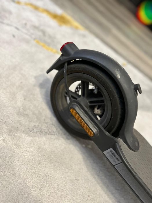 Vând Trotineta electrica Xiaomi Mi Electric Scooter Essential.