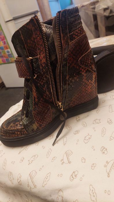 Женские кожанные полусапожки.