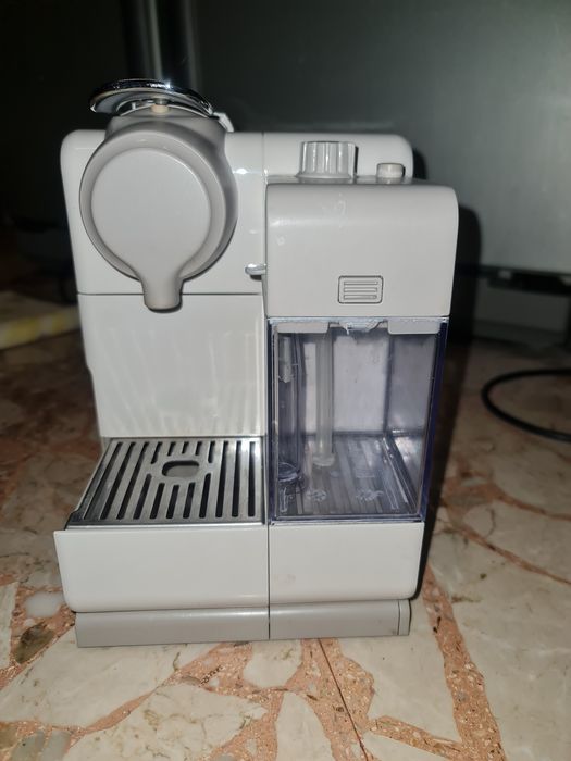 DELONGHI NESPRESSO automat cu lapte ( cappuccino)