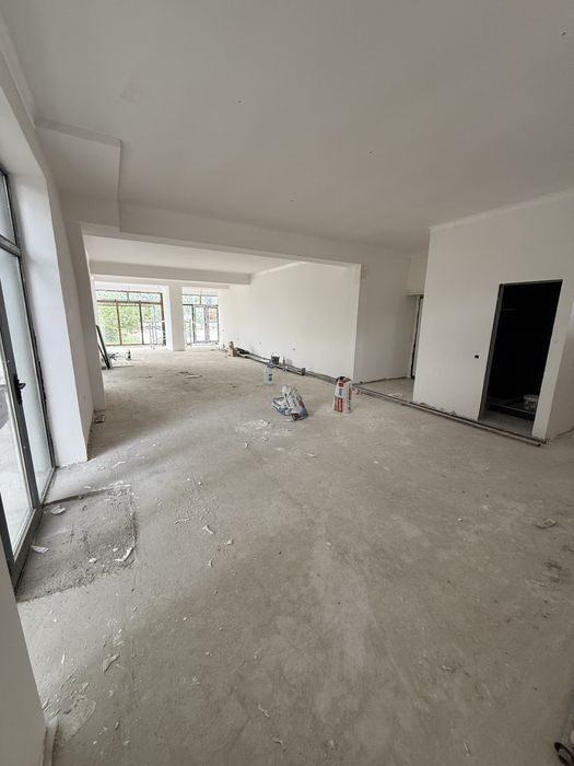 Дўконлар ижарага берилади. 160 кв + 160 кв ертўла. ЧИНАР МОЛ рўпараси.