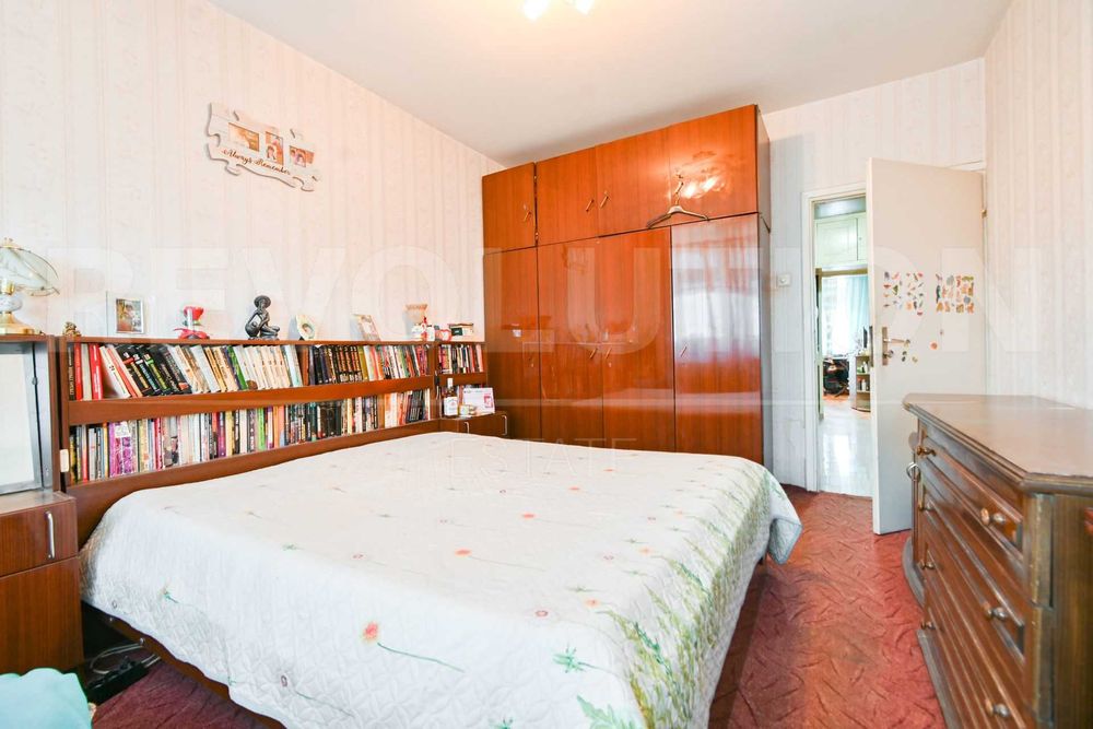 Тристаен апартамент в ж.к. Дружба 1