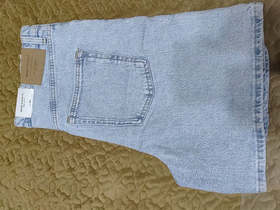 Pantaloni scurti C&A cu etichetă