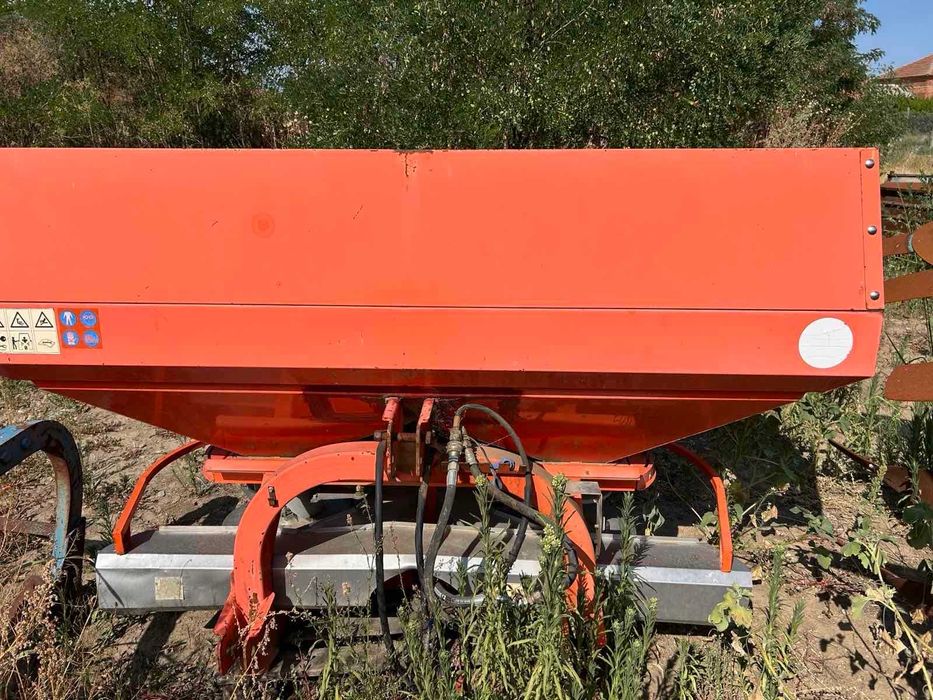 Продавам две дискови брани, торачка, култиватор, плуг и сечка