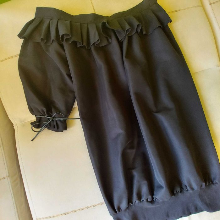 Къса черна рокля