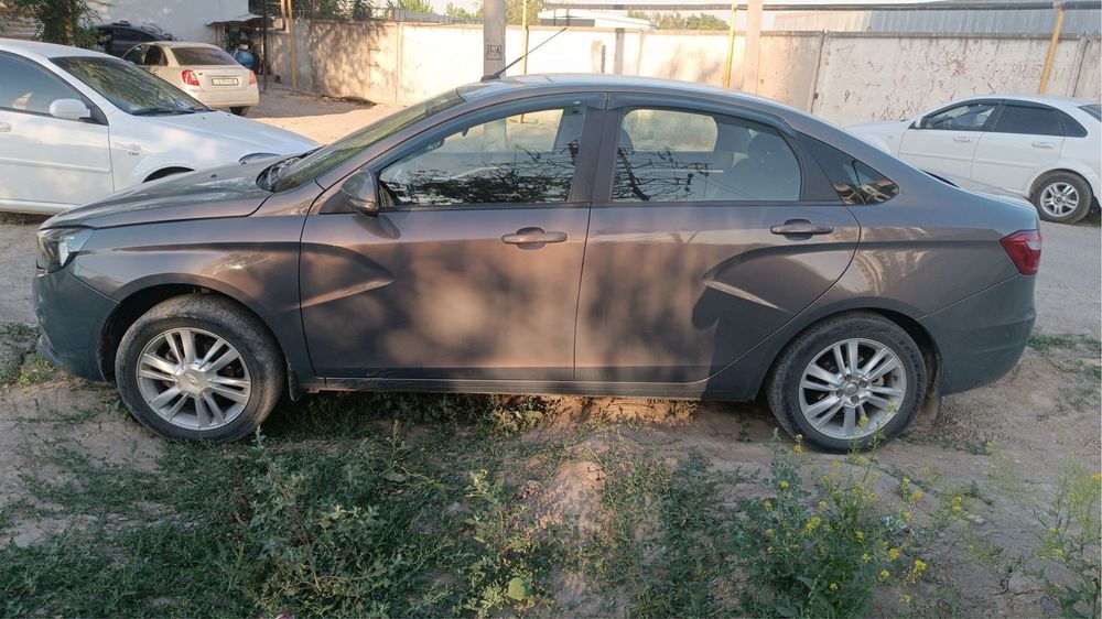 Lada vesta 1.8 sotiladi