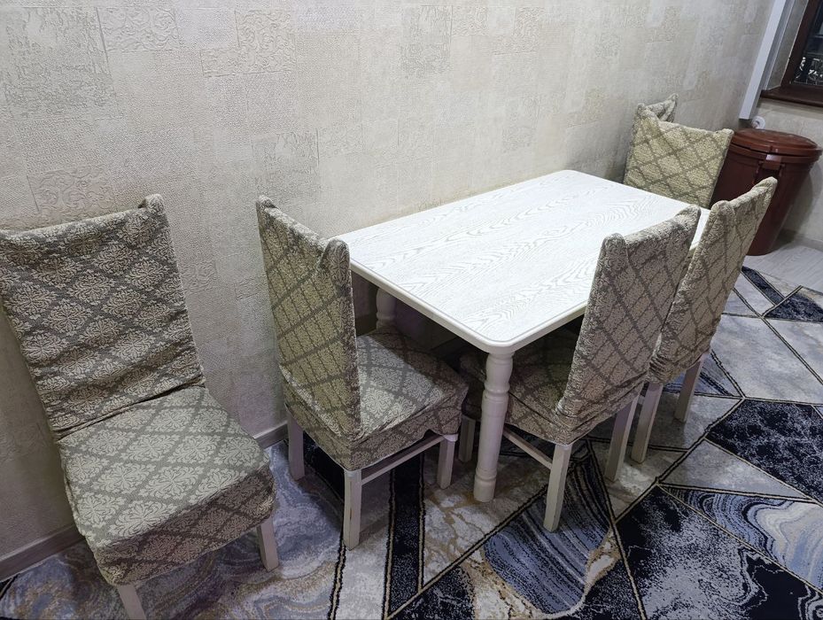 Продаётся стол и стулья