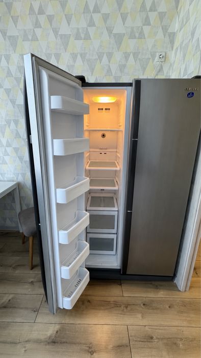 Продаю двухдверный холодильник