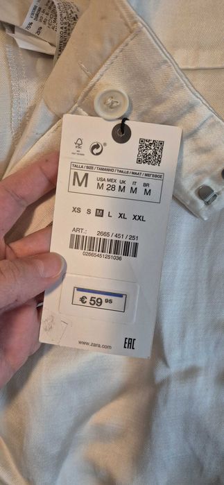 Pantaloni drepti, produs nou cu eticheta