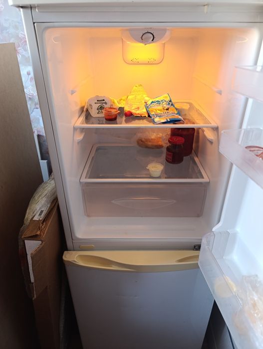 Холодильник работает