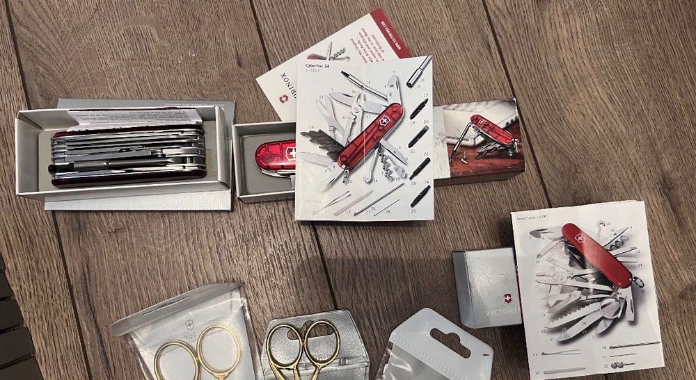 Victorinox 1.7725.T cyber 34 red trans. 1.7775.T cyber 41