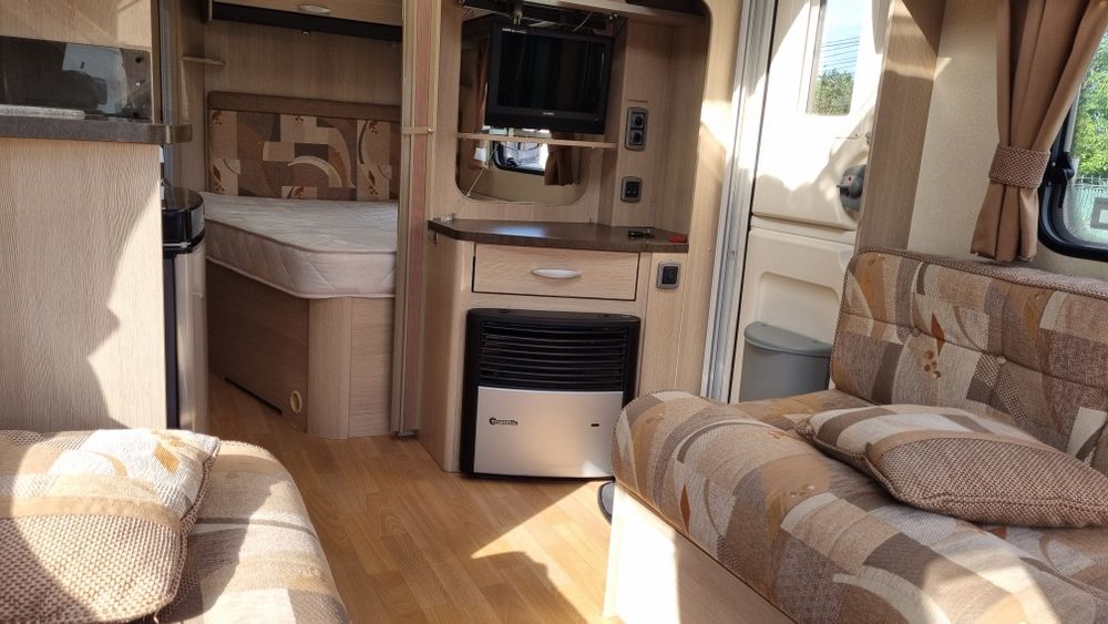 Rulota Swift Sterling Europa 550, An 2010, 2 zone, Pat matrimonial, Baie dus separat, off camping