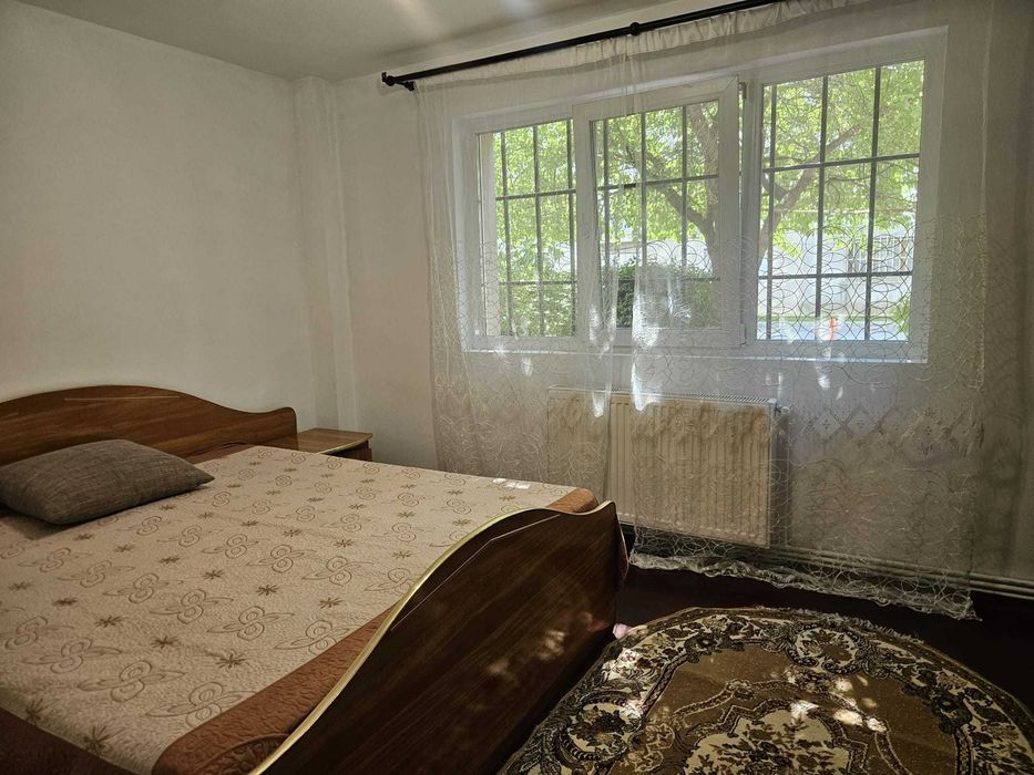 Inchiriez apartament micro 4