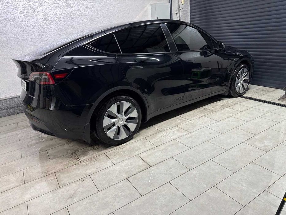 Tesla model Y 2023г