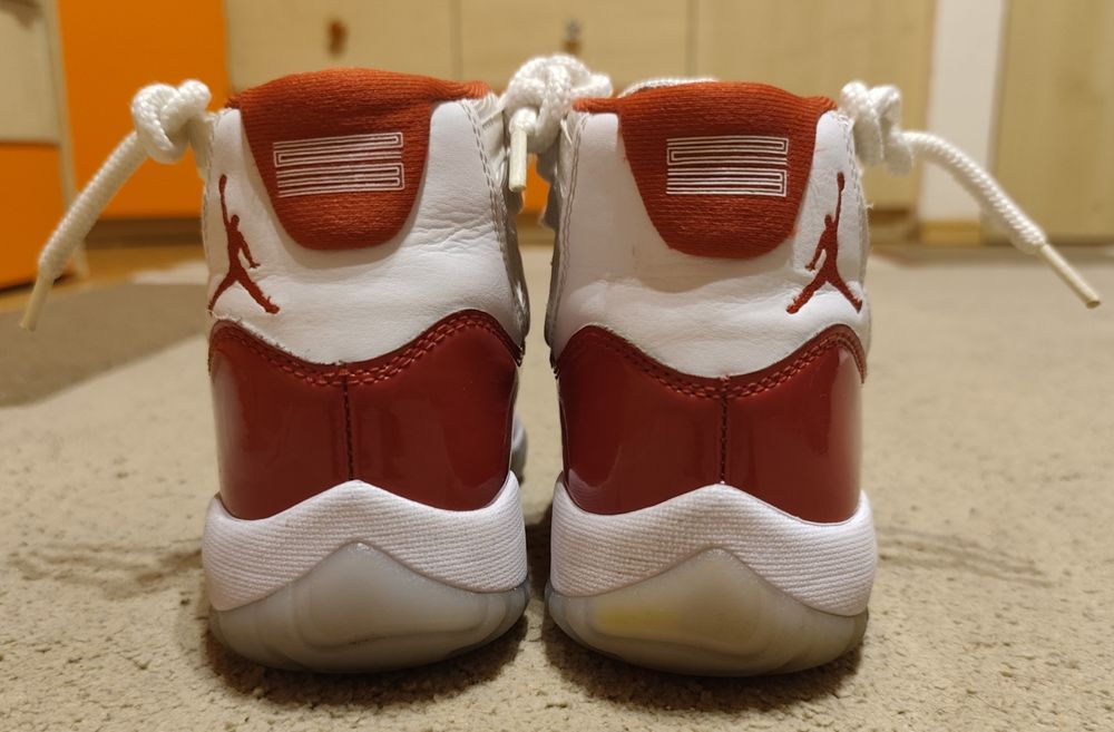 Vând Jordan 11 Retro Cherry, mărimea 35.5, 100% originali