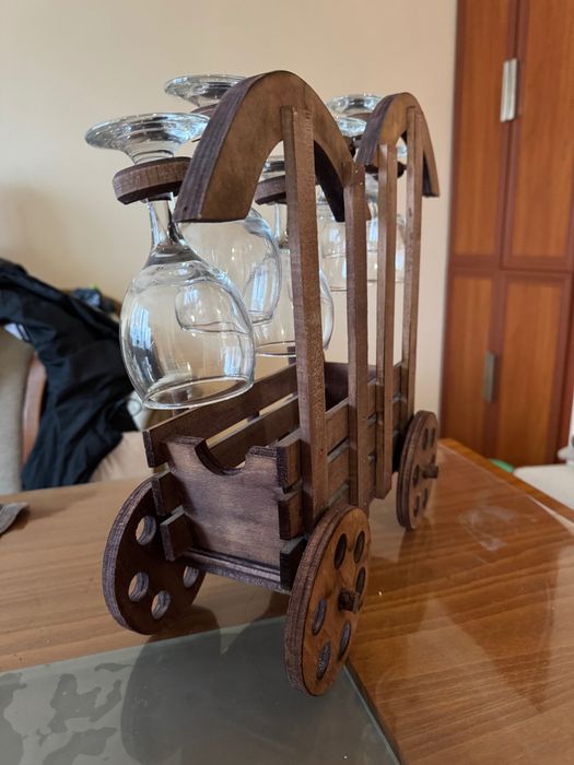 Дървена поставка за чаши във формата на каручка + 6 чаши – 49.99 лв!