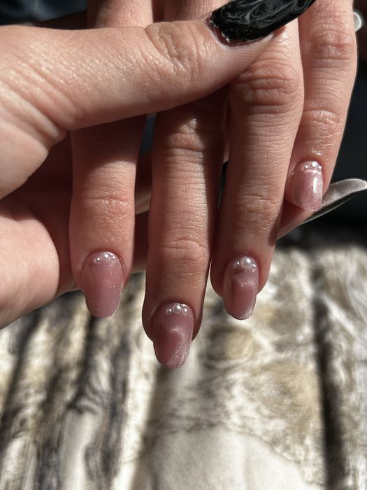 caut cliente la unghii. insta: nailfiction.lab