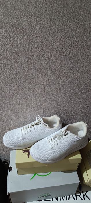 Кроссовки новые белые спортивные