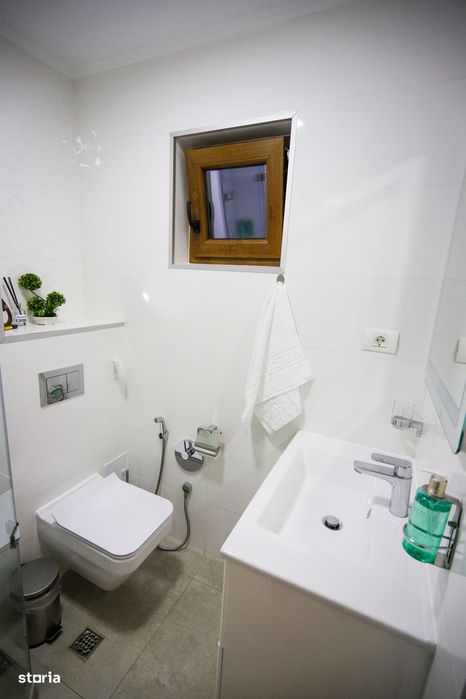 Vilă de Lux pe Malul Lacului – Confort și Vedere Panoramică