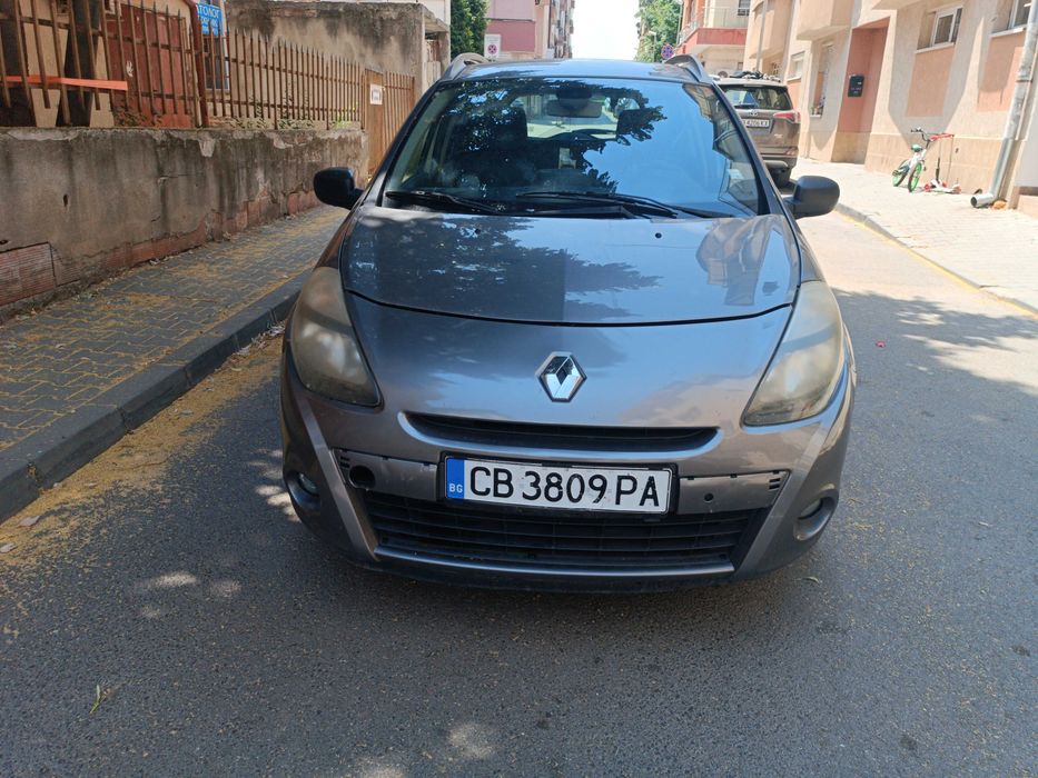 Продавам лек автомобил Рено Клио сив цвят цена 2500ЕВ.тел за връзка 0899953122.наско от гр София