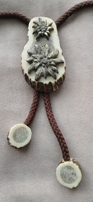 Cravata vanatoreasca din corn si bronz