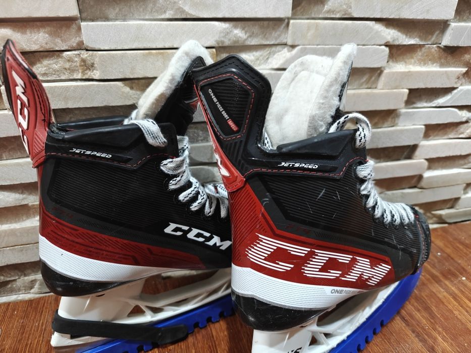 Профессиональные хоккейные коньки CCM Jetspeed FT4