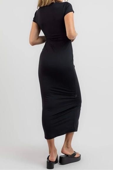 Елегантна дълга черна рокля с къс ръкав