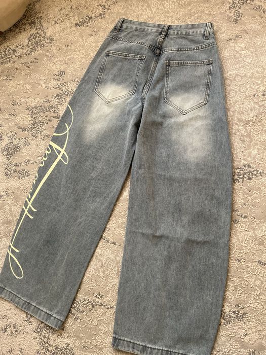 джинсы новые с принтом