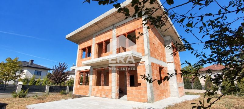 Двуетажна новострояща се къща с панорамна гледка в с. Калиманци