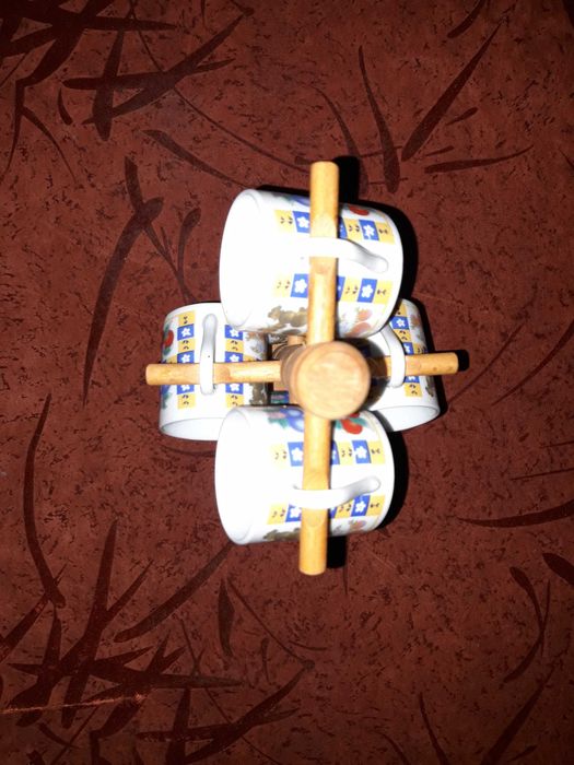 Продавам НОВ комплект ЧАШИ ЗА КАФЕ, 6 броя + поставка