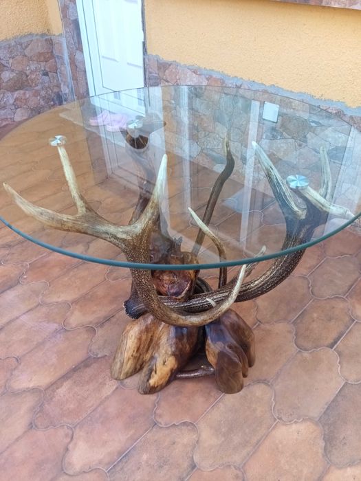 Маса със стъклен плот