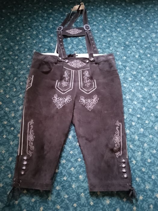 Vând pantaloni de bărbați din piele întoarsă.