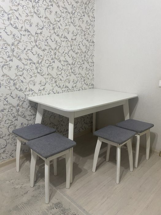 Кухонный стол со стульями