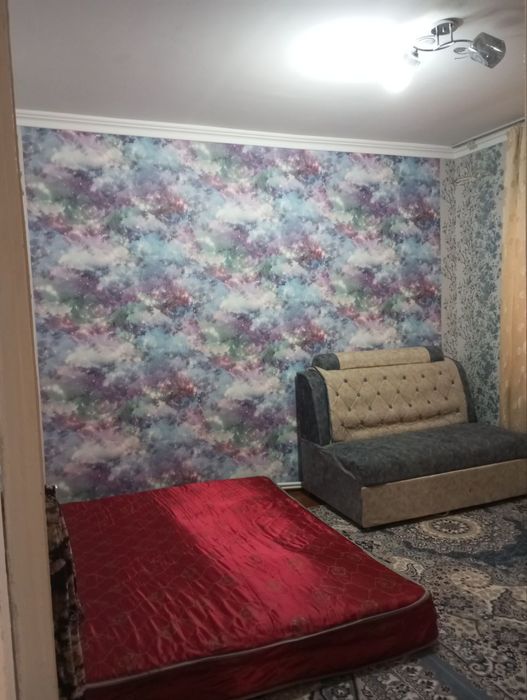 Продается 3 комнатная квартира. В центре янгибазара. Этаж 2.