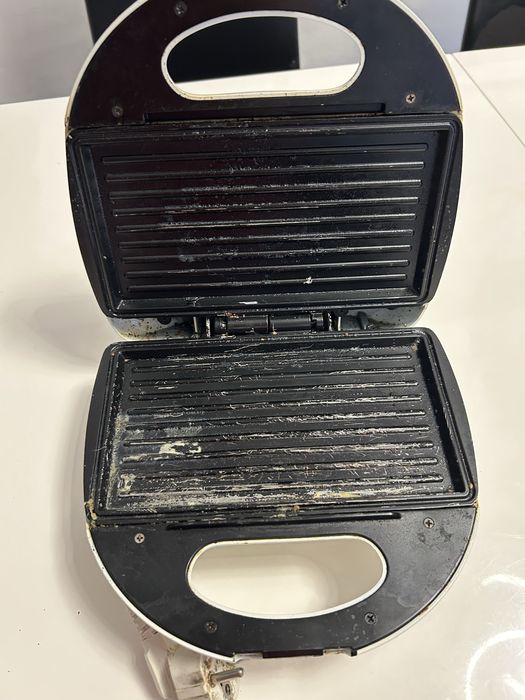 Машина за тост сандвичи