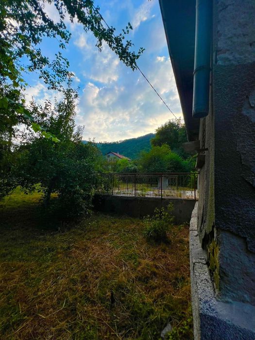 Къща с двор и кладенец