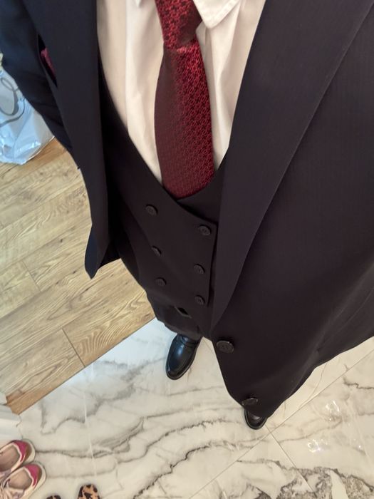 Продаетая Костюм,срочноо