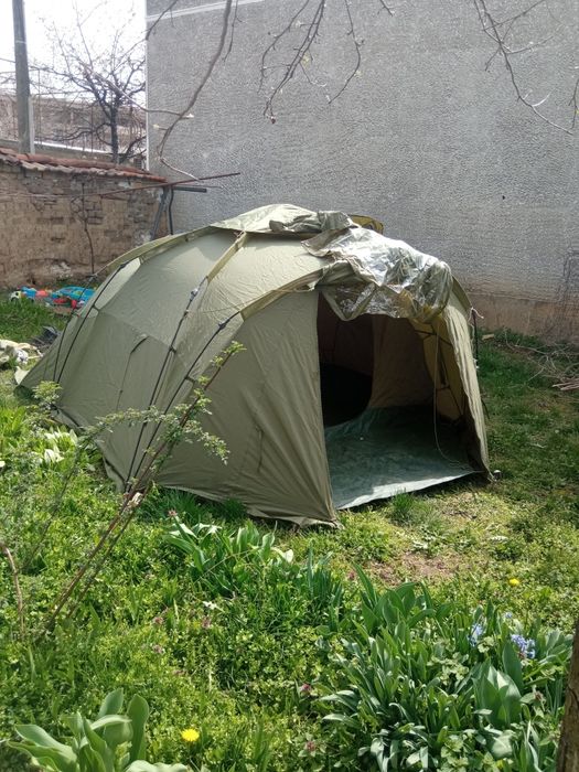 Продавам шаранска палатка запазена разпъва се лесно става за две легла