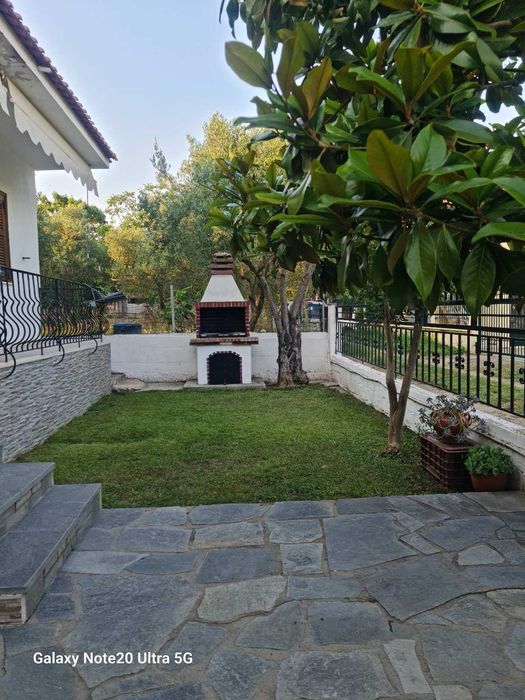 Продава три чудесни апартамента по 55 м2 в прекрасно оформен двор 400 м2 в Аспровалта, Гърция