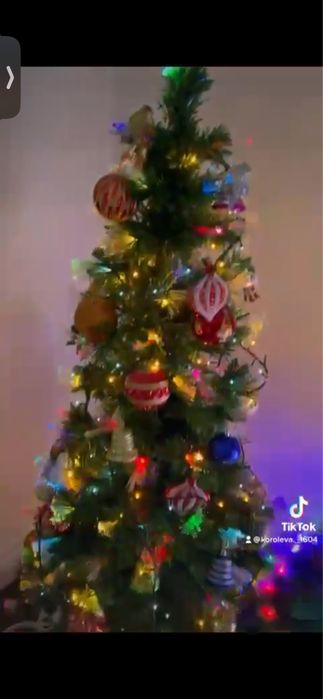 Ёлка с игрушками состояние хорошее.