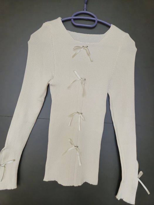 Бяла блуза по тялото