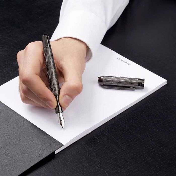 писалка HUGO BOSS Gun метал с модернизирани шарки на рибена кост