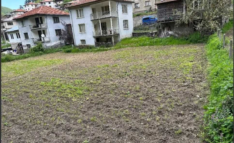 Триетажна къща в с. Лясково с гараж и работилница. отлична възможност!