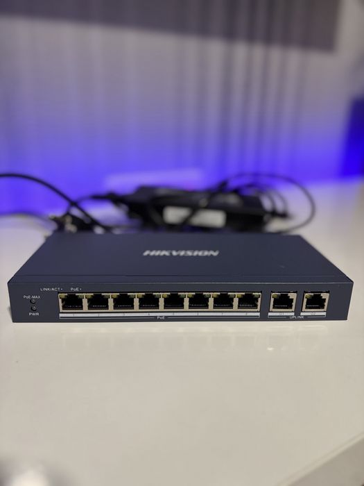Switch 8 porturi PoE Hikvision + Alimentator